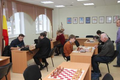Сильнейшие шахматисты Рязанской области начали сражаться между собой